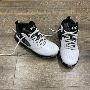 under armour boys basketball shoes